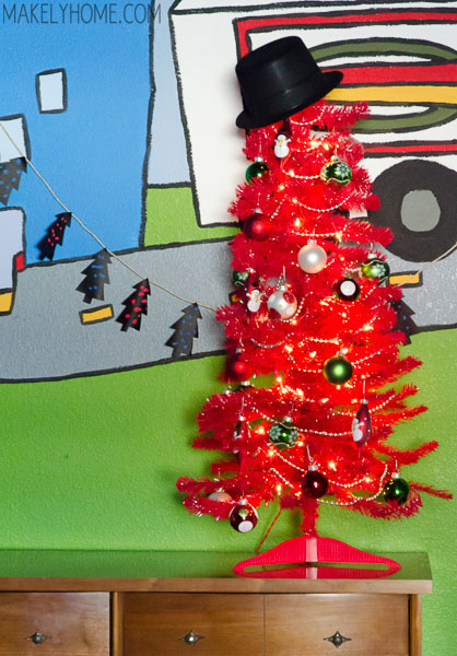 easy Christmas garland for the kids to decorate via MakelyHome.com