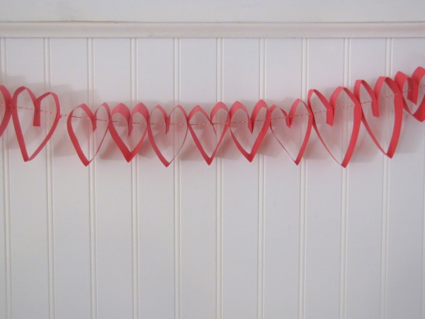 14 Lovely Valentine Garlands via MakelyHome.com