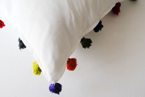 20 DIY Throw Pillow Tutorials via MakelyHome.com