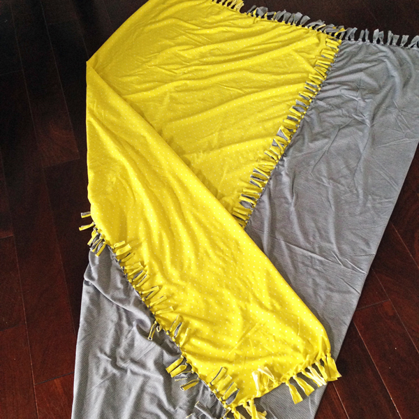 How to make an easy no-sew summer throw blanket | Teal & Lime for makelyhome.com