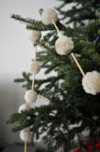 20 handmade holiday garlands via MakelyHome.com