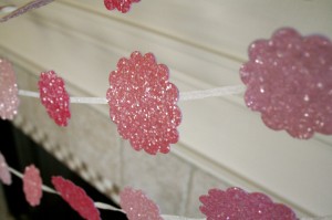 14 Lovely Valentine Garlands via MakelyHome.com
