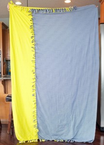How to make an easy no-sew summer throw blanket | Teal & Lime for makelyhome.com